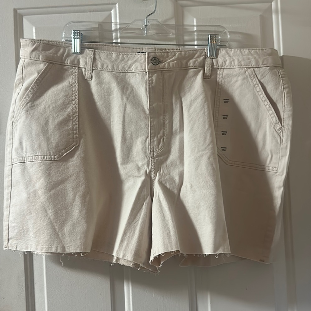 SONOMA HIGH RISE DENIM SHORTS: CREAM: NEW WITH TAGS: SIZE 22W